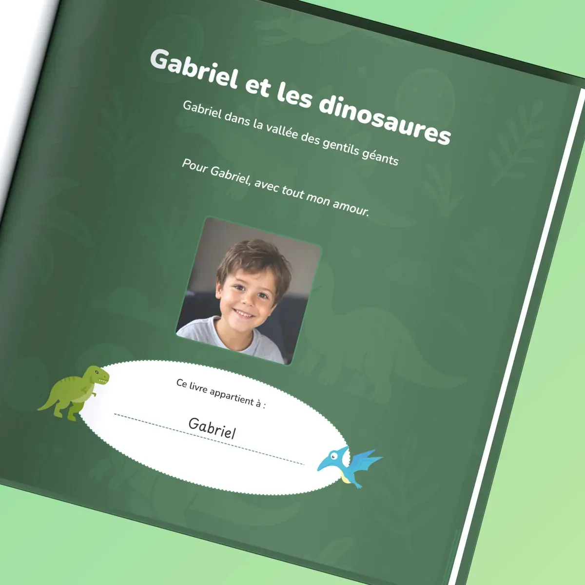La première page du livre : « Pour Gabriel, avec tout mon amour » au-dessus de sa photo, et « Ce livre appartient à Gabriel »